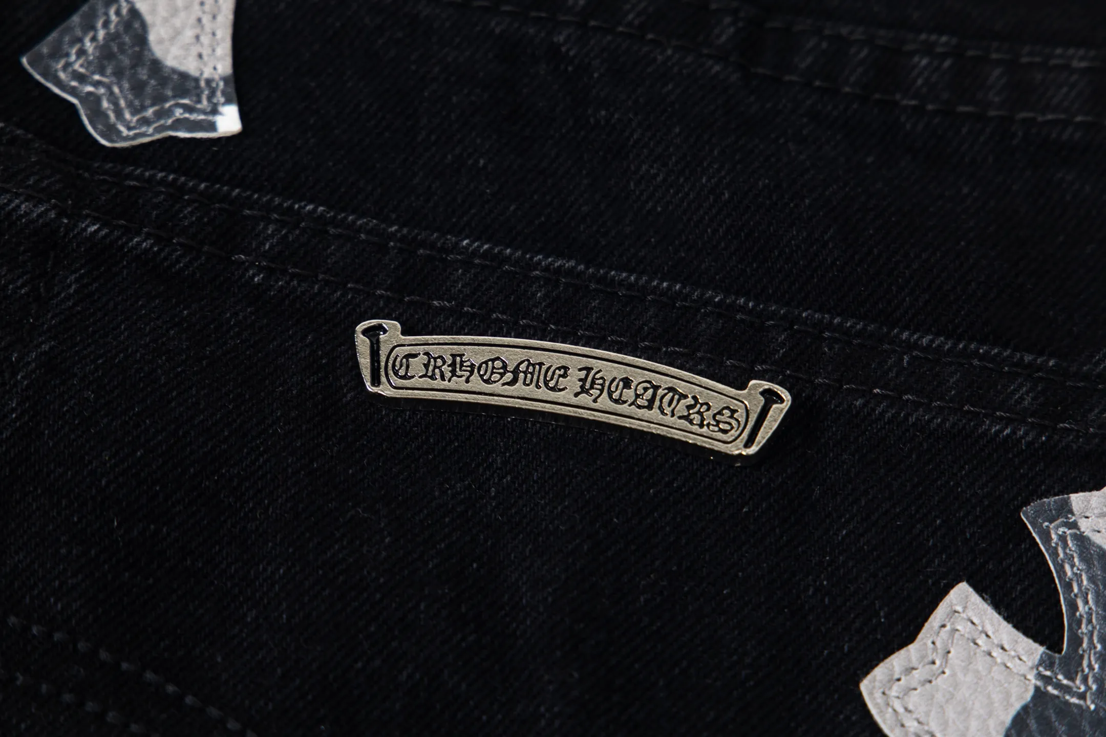 P260 Chrome Hearts Chrome Hearts Black Multi-leather Elements Full of Details Washed Jeans Authentically Restore the Ultimate Vintage Texture Three-Dimensional Fit Loose and Comfortable, Not Slimming Appearing Tall and Slim Made by a Manufacturer Original Quality Control Same Style for Men and Women Can Be Matched for Couples Versatile Recommendations Must-Have Jeans for All Seasons Fashionistas Have Been Disappointed From the Quality Selection of Fabrics, Cutting of Details, and Matching of Patterns, Everything Is Impeccable! The upper body is so handsome when worn...it can be easily worn by men, women and children! The craftsmanship is made of heavy-duty washed pure cotton denim fabric. After washing, it is soft and thick. It is very stylish when worn on the body. Style number: 1775# Color: black Size: 28 30 32 34 36